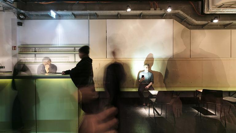 Das Foyer des studio brut. Mehrere Menschen sind durch die lange Belichtungszeit in der Bewegungsunschärfe und wirken wie Geister. Das Foyer des studio brut. Mehrere Menschen sind durch die lange Belichtungszeit in der Bewegungsunschärfe und wirken wie Geister.