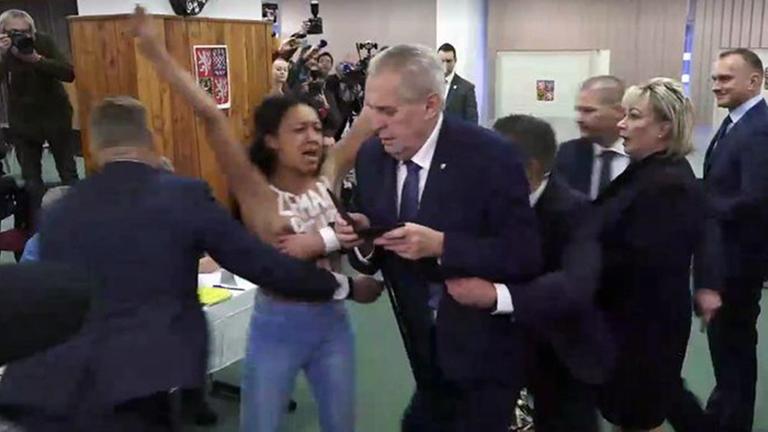 Eine Aktivistin der Frauenrechtsorganisation Femen stürzt sich am 12.01.2018 in Prag (Tschechien) mit entblößtem Oberkörper auf den tschechischen Präsidenten Milos Zeman (Mitte, r), als dieser im Wahllokal seine Stimme abgeben wollte. Eine Aktivistin der Frauenrechtsorganisation Femen stürzt sich am 12.01.2018 in Prag (Tschechien) mit entblößtem Oberkörper auf den tschechischen Präsidenten Milos Zeman (Mitte, r), als dieser im Wahllokal seine Stimme abgeben wollte.