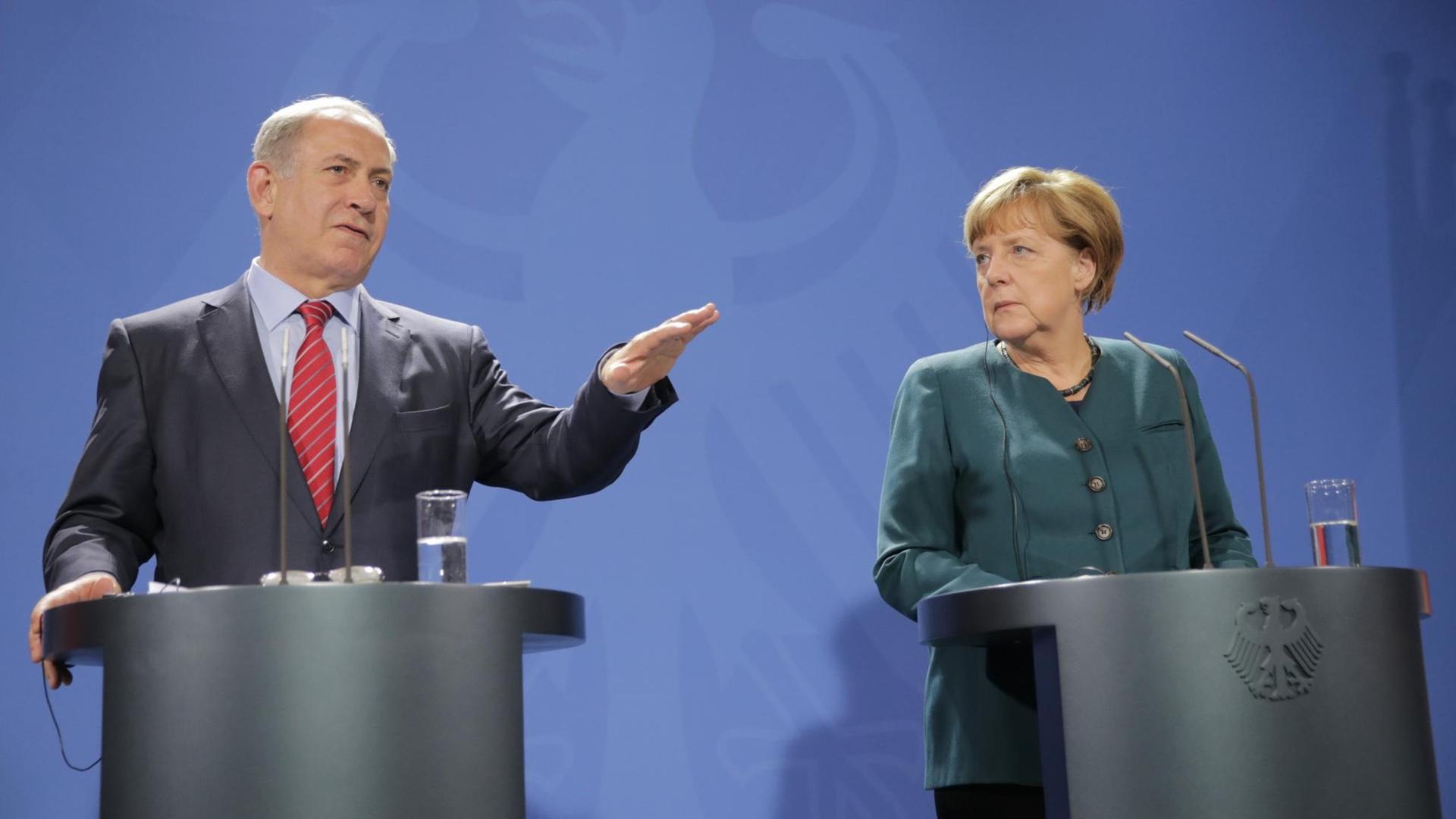 Bundeskanzlerin Angela Merkel (CDU) und Israels Ministerpräsident Benjamin Netanjahu geben am 21.10.2015 im Kanzleramt in Berlin eine gemeinsame Pressekonferenz. Bundeskanzlerin Angela Merkel (CDU) und Israels Ministerpräsident Benjamin Netanjahu geben am 21.10.2015 im Kanzleramt in Berlin eine gemeinsame Pressekonferenz.