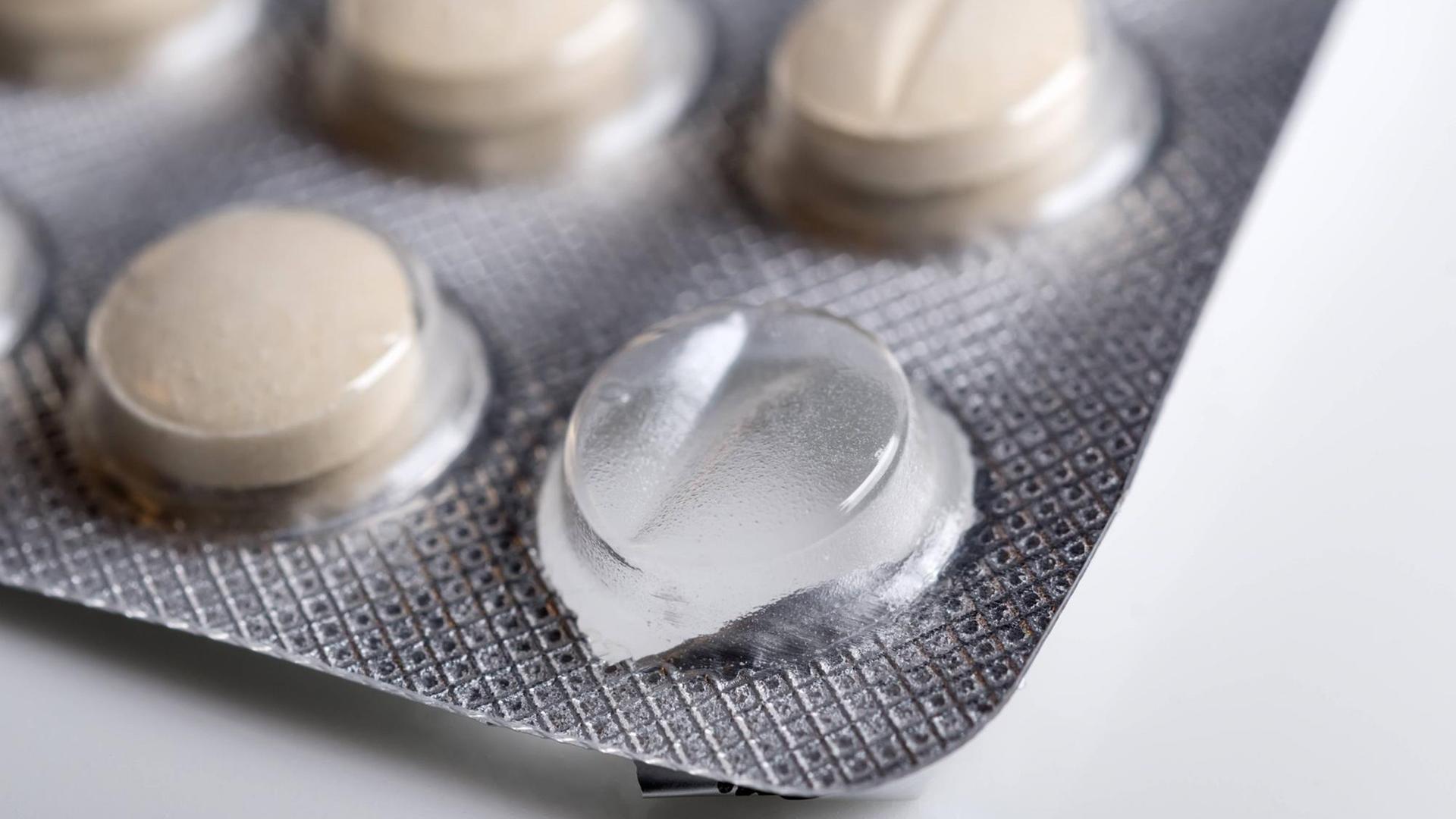 Eine Packung Tabletten liegt auf einem Tisch. Eine Packung Tabletten liegt auf einem Tisch.