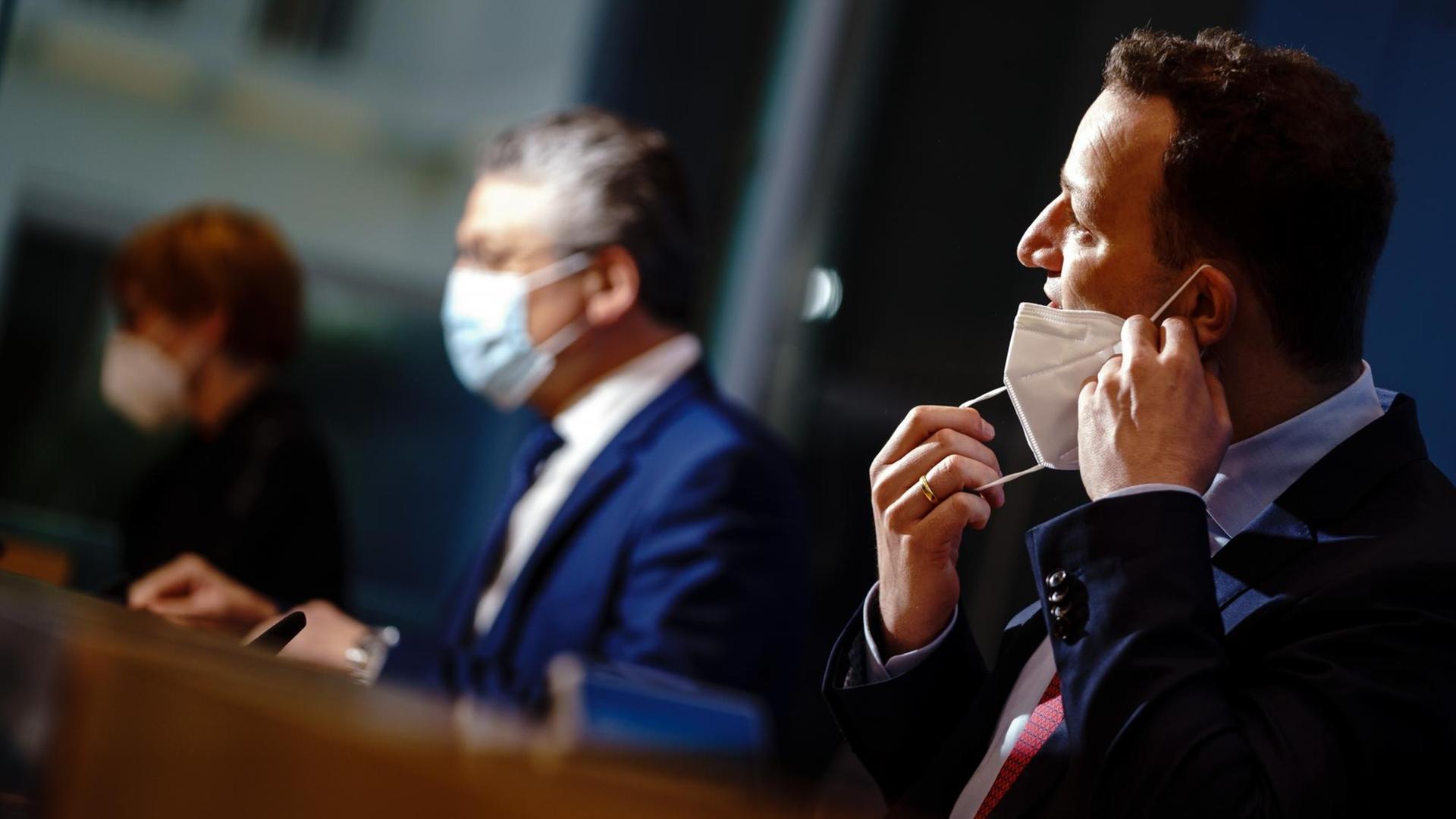 Jens Spahn (r, CDU), Bundesminister für Gesundheit, Lothar H. Wieler, Präsident des Robert-Koch-Institut (RKI) und Anke Richter-Scheer, Vorstandsmitglied Hausärzteverband Westfalen-Lippe und Leiterin des Impfzentrums im Kreis Minden-Lübbecke, geben eine Pressekonferenz zur Corona-Lage. Jens Spahn (r, CDU), Bundesminister für Gesundheit, Lothar H. Wieler, Präsident des Robert-Koch-Institut (RKI) und Anke Richter-Scheer, Vorstandsmitglied Hausärzteverband Westfalen-Lippe und Leiterin des Impfzentrums im Kreis Minden-Lübbecke, geben eine Pressekonferenz zur Corona-Lage.