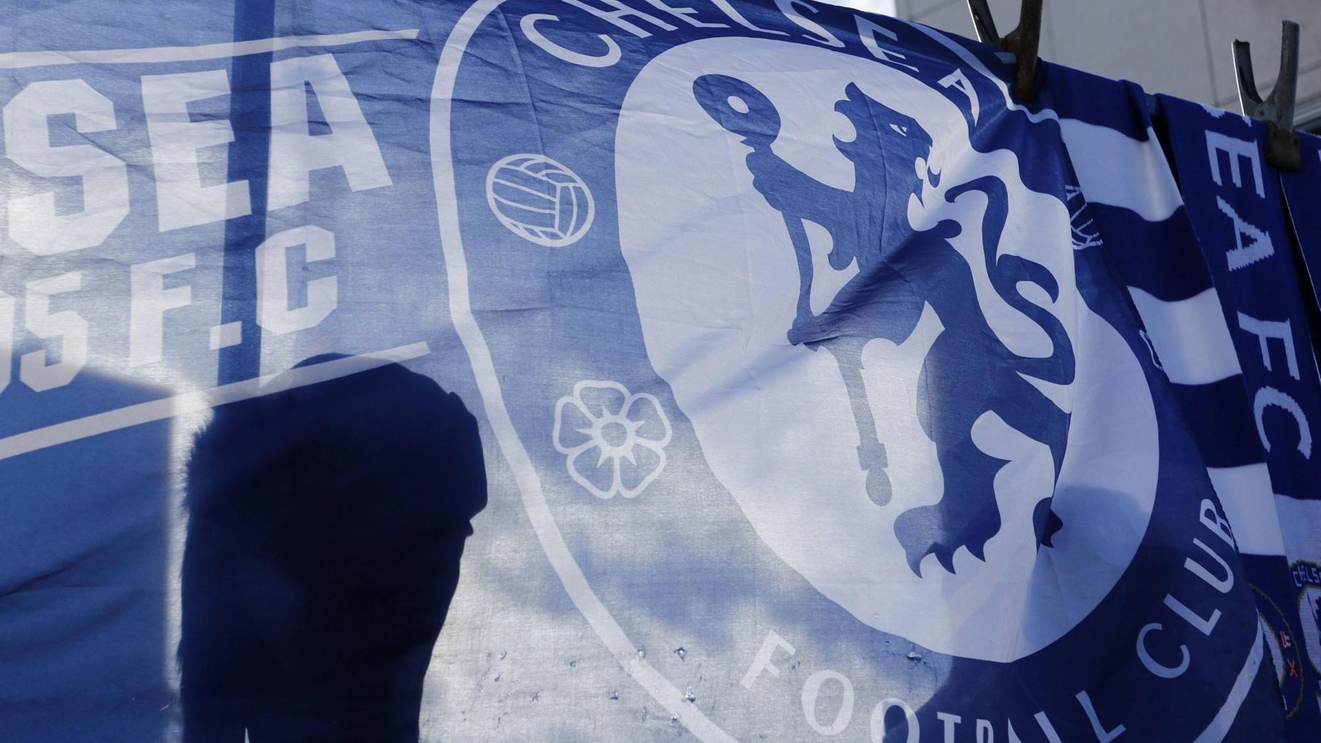 Die Flagge des FC Chelsea im Gegenlicht