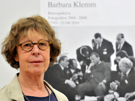 Barbara Klemm vor einer ihrer berühmtesten Fotografien: Willy Brandt und Leonid Breschnew 1973 in Bonn. "Das war ein Moment von mit hoher Intensität." 