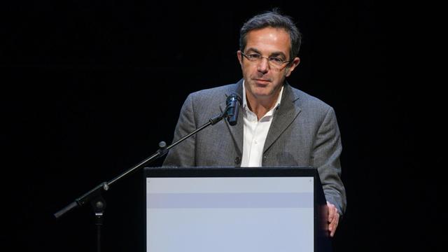 Der deutsch-iranische Schriftsteller Navid Kermani spricht am 04.12.2016 in Hamburg, nachdem ihm der Marion Dönhoff-Preis verliehen wurde.