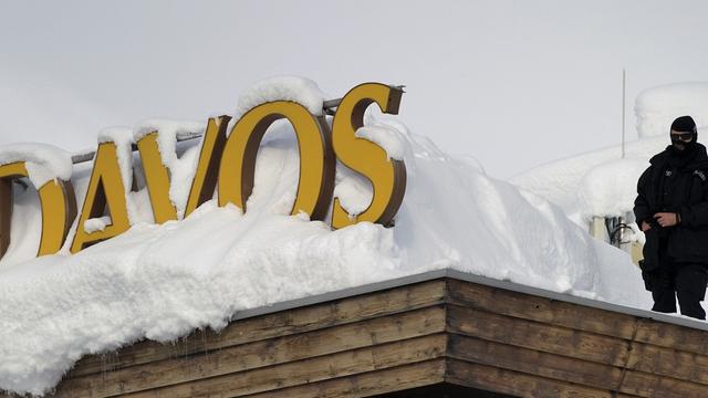 Ein Polizist steht auf dem Dach eines Hotels in der Nähe des Kongresszentrums des World Economic Forums (WEF) im Schweizer Kurort Davos.