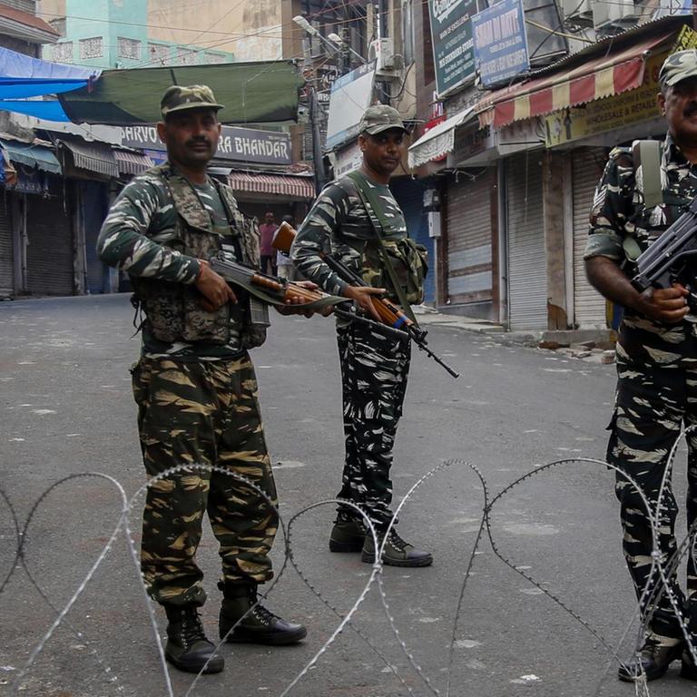 Indische Soldaten vor dem Freitagsgebet in Jammu im Bundesstaat Jammu und Kaschmir.