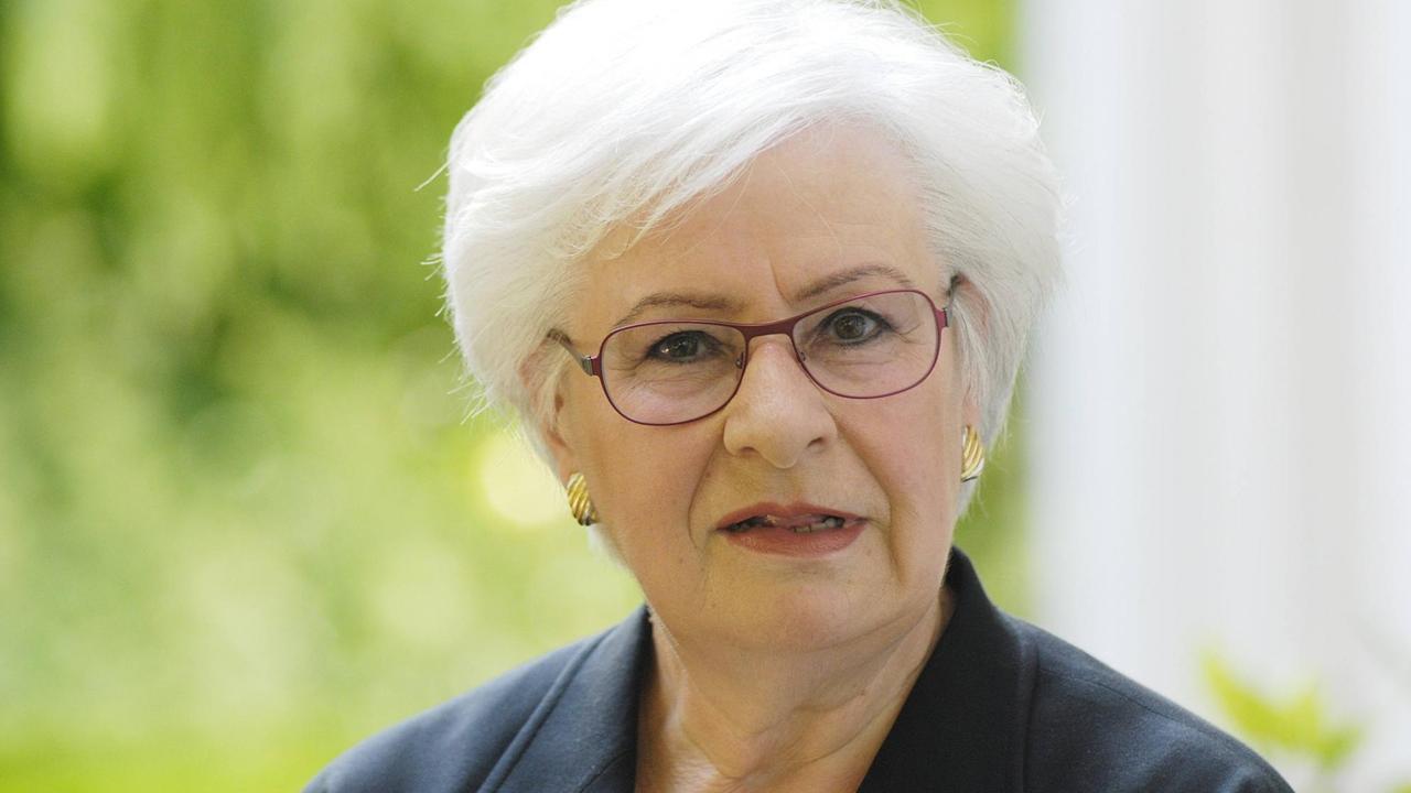 Ein Porträt von Sigrid Löffler vor einem unscharfen grünen Hintergrund. Ein Porträt von Sigrid Löffler vor einem unscharfen grünen Hintergrund.
