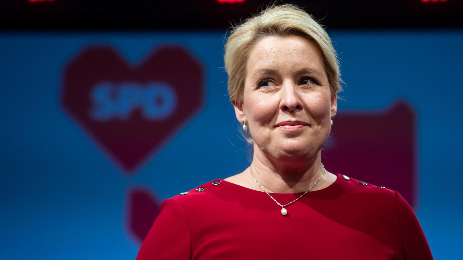 Franziska Giffey, Spitzenkandidatin der Berliner SPD für das Amt der Regierenden Bürgermeisterin, steht bei der Wahlparty der Berliner SPD in Kreuzberg auf der Bühne Franziska Giffey, Spitzenkandidatin der Berliner SPD für das Amt der Regierenden Bürgermeisterin, steht bei der Wahlparty der Berliner SPD in Kreuzberg auf der Bühne