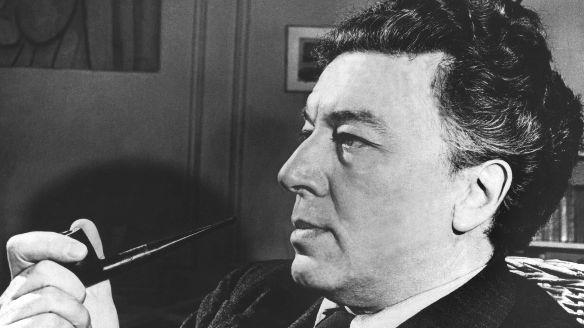Aufnahme des französischen Schriftstellers Andre Breton. Er wurde am 19. Februar 1896 in Tinchebray (Orne) geboren und verstarb am 28. September 1966 in Paris. Er gehörte mit Aragon, Eluard und Peret zu den Begründern des Surrealismus. Aufnahme des französischen Schriftstellers Andre Breton. Er wurde am 19. Februar 1896 in Tinchebray (Orne) geboren und verstarb am 28. September 1966 in Paris. Er gehörte mit Aragon, Eluard und Peret zu den Begründern des Surrealismus.
