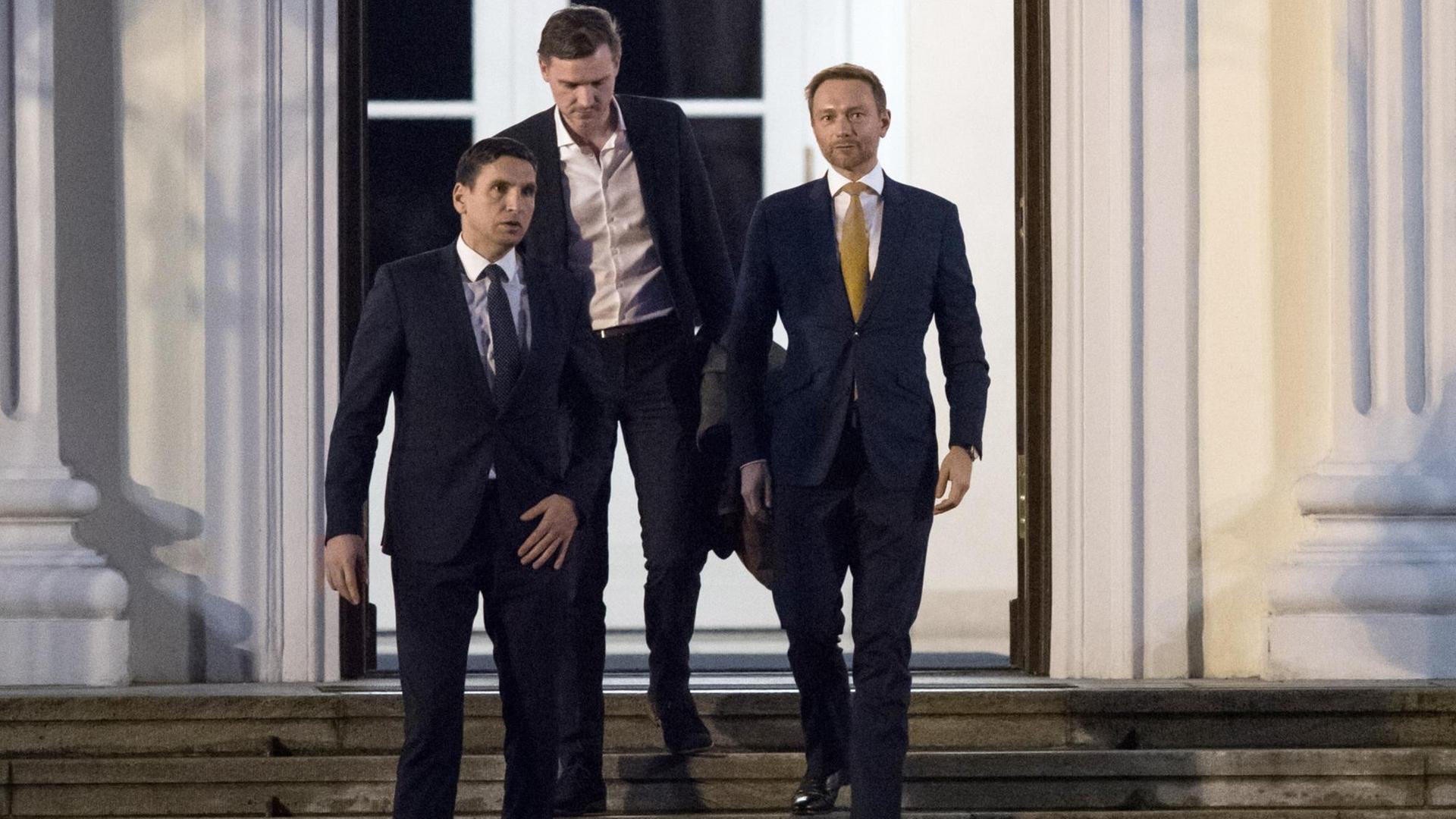 FDp-Chef Christian Lindner kommt nach einem Gespräch mit Bundespräsident Steinmeier aus dem Schloss Bellevue in Berlin. FDp-Chef Christian Lindner kommt nach einem Gespräch mit Bundespräsident Steinmeier aus dem Schloss Bellevue in Berlin.