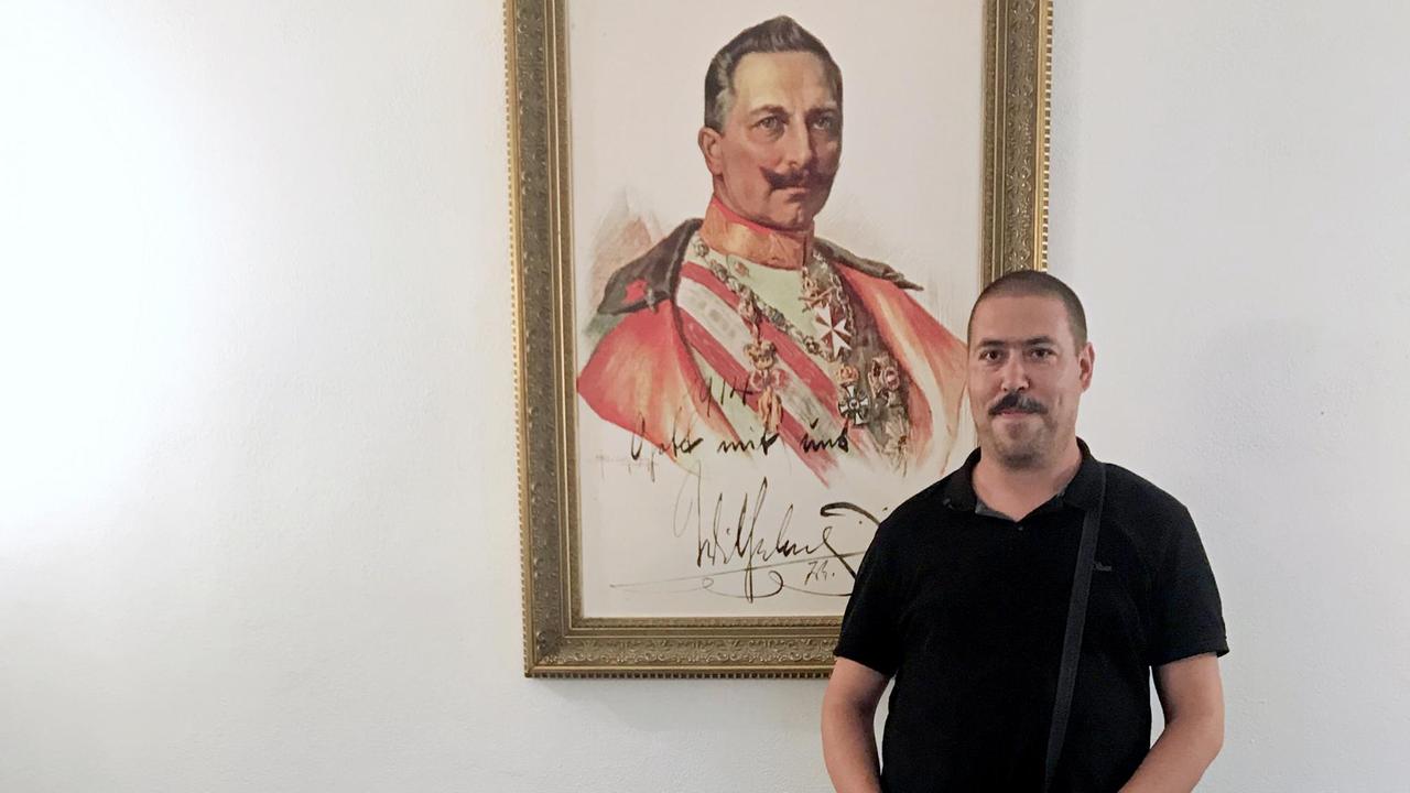 Ein "Pro Chemnitz"-Aktivist vor einem Kaiser-Wilhelm-Gemälde im Büro der Bewegung. Ein "Pro Chemnitz"-Aktivist vor einem Kaiser-Wilhelm-Gemälde im Büro der Bewegung.