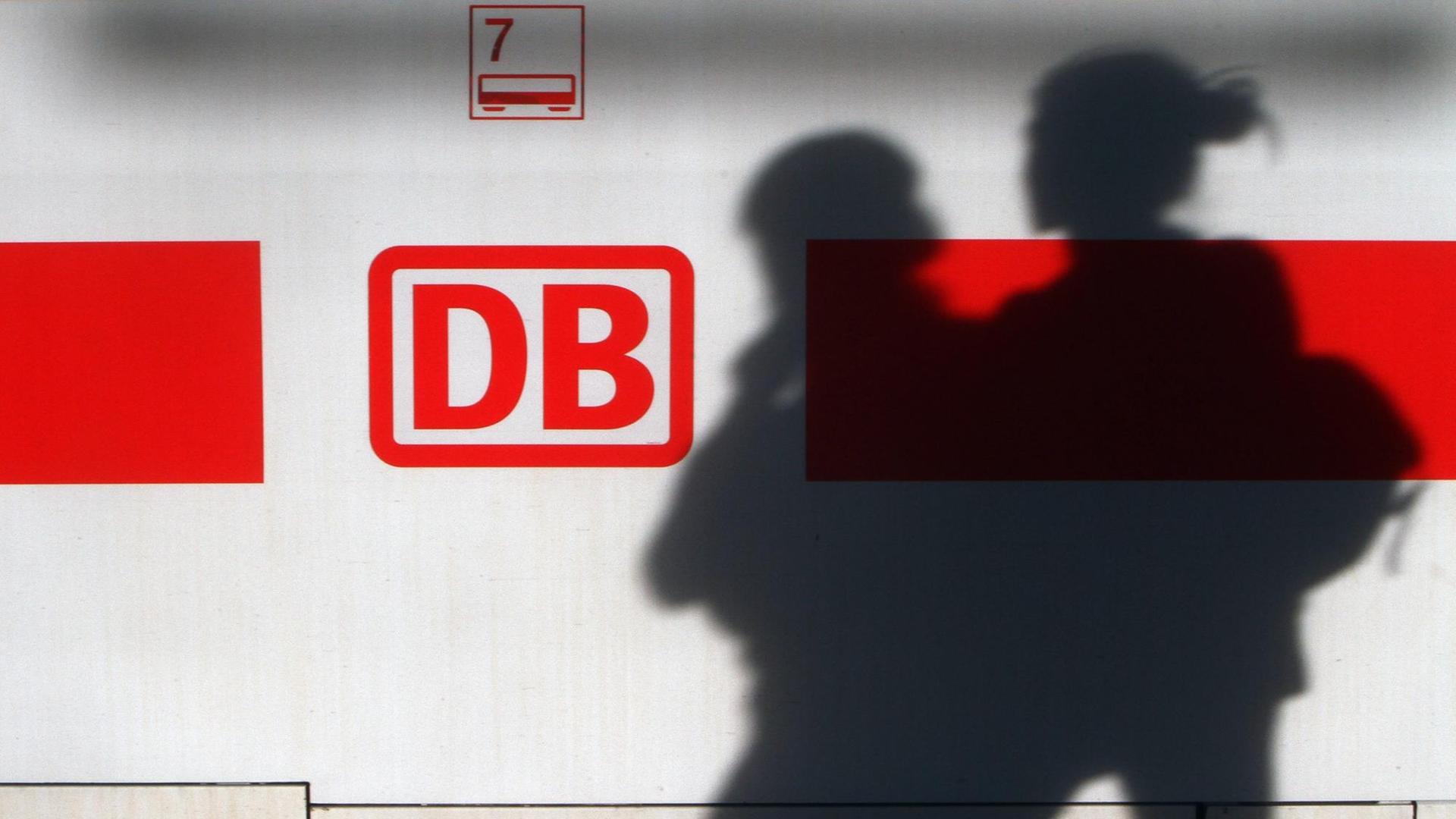 Schatten von Masken tragenden Fahrgästen an einem ICE Intercity Express im Hauptbahnhof Frankfurt, Hessen, Deutschland. Schatten von Masken tragenden Fahrgästen an einem ICE Intercity Express im Hauptbahnhof Frankfurt, Hessen, Deutschland.