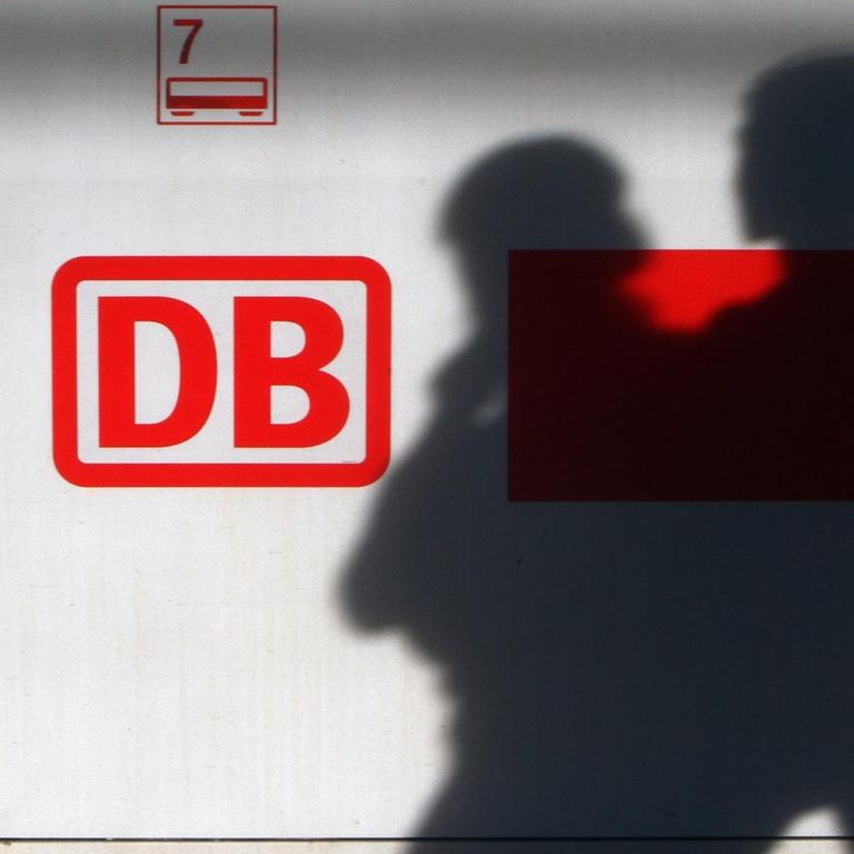 Schatten von Masken tragenden Fahrgästen an einem ICE Intercity Express im Hauptbahnhof Frankfurt, Hessen, Deutschland.