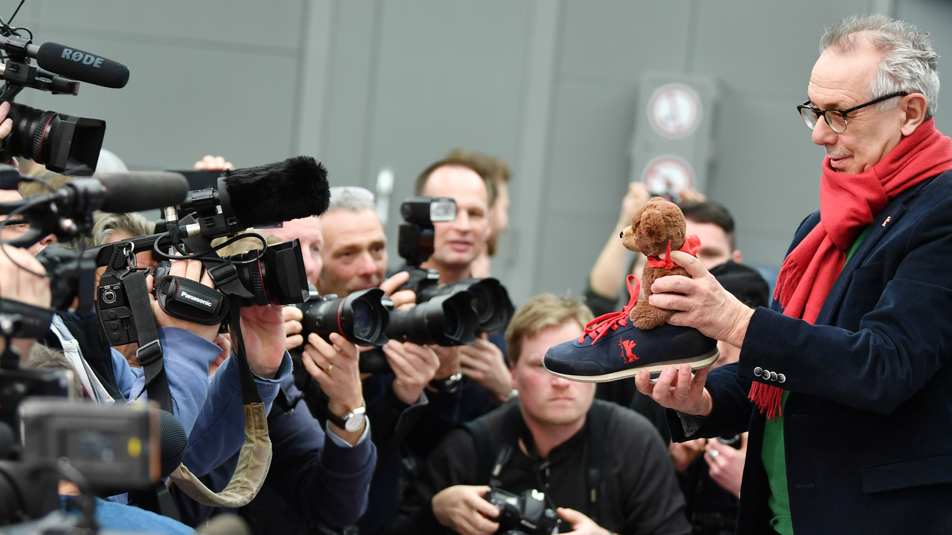 Der Direktor der Internationalen Filmfestspiele Berlin, Dieter Kosslick, zeigt vor Beginn einer Pressekonferenz zum Programm der 67. Berlinale einen Teddy und einen Schuh aus dem Merchandising-Angebot. Der Direktor der Internationalen Filmfestspiele Berlin, Dieter Kosslick, zeigt vor Beginn einer Pressekonferenz zum Programm der 67. Berlinale einen Teddy und einen Schuh aus dem Merchandising-Angebot.