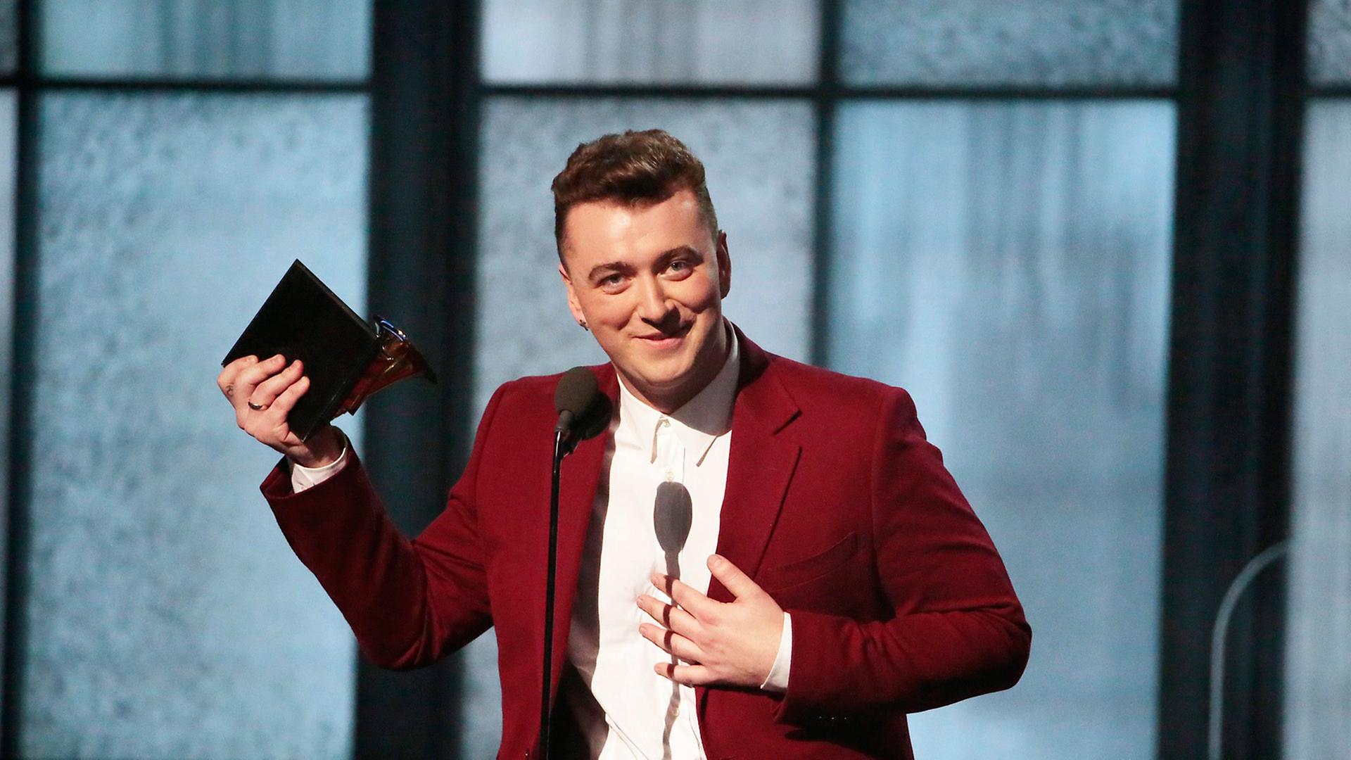 Der britische Sänger Sam Smith freut sich bei der 57. Grammy-Verleihung über seine Auszeichnung als bester Nachwuchskünstler und für die Single des Jahres. Der britische Sänger Sam Smith freut sich bei der 57. Grammy-Verleihung über seine Auszeichnung als bester Nachwuchskünstler und für die Single des Jahres.