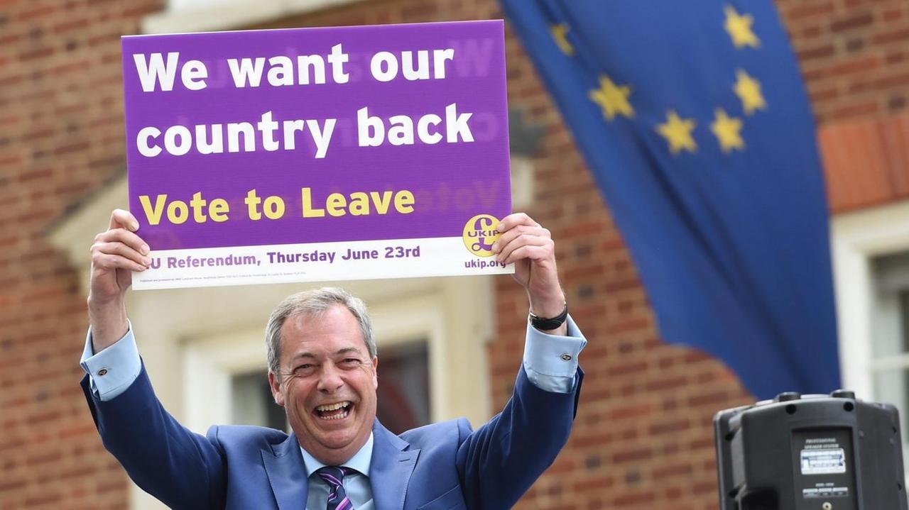 Der Parteivorsitzende der wirtschaftsliberalen und rechtspopulistischen UKIP, Nigel Farage, fordert auf einer Wahlkampftour am 20. Mai 2016 die britische Bevölkerung dazu auf, für den EU-Austritt zu stimmen. Auch Angus Dalgleish kandidierte bereits für die Partei