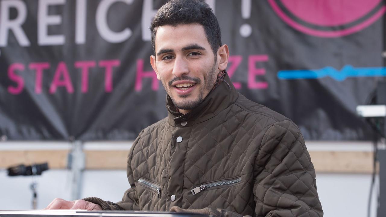 Der syrisch-palästinensische Musiker Aeham Ahmad spielt am 16.5.2016 bei einer Kundgebung gegen rechte Hetze in Dresden. Der syrisch-palästinensische Musiker Aeham Ahmad spielt am 16.5.2016 bei einer Kundgebung gegen rechte Hetze in Dresden.