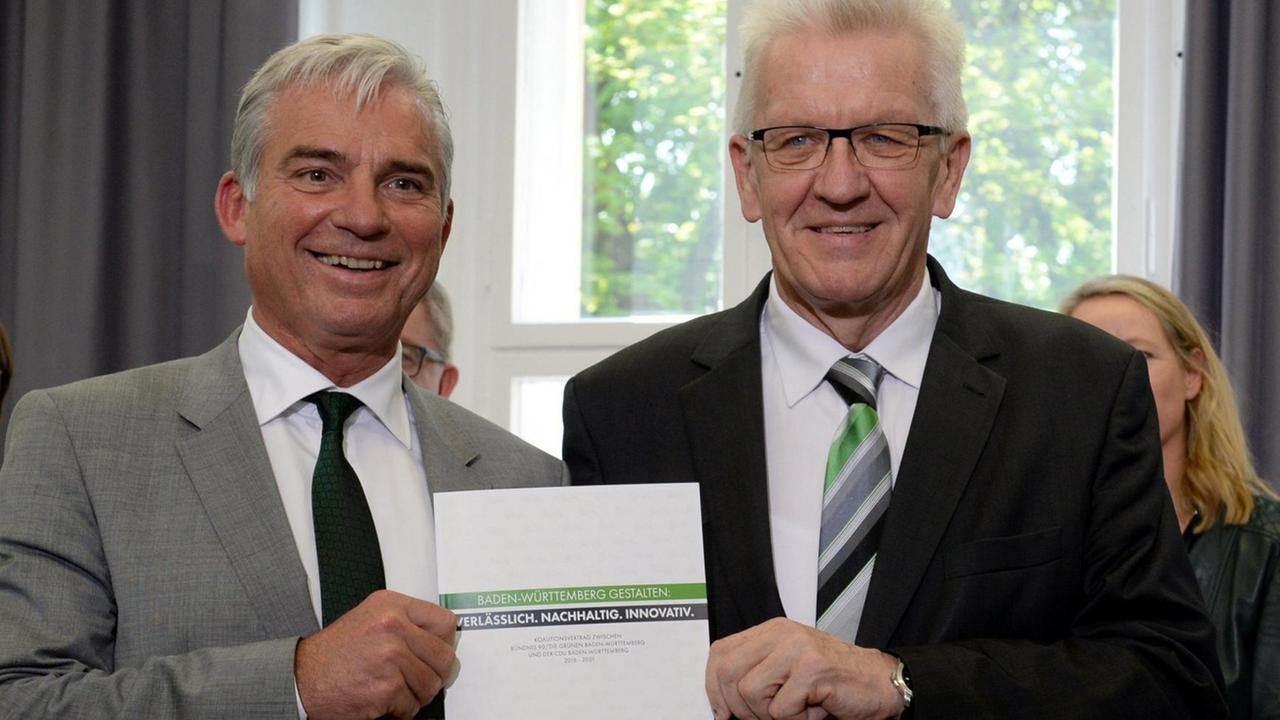Der Ministerpräsident von Baden-Württemberg, Winfried Kretschmann (Bündnis 90/Die Grünen, r.), und Thomas Strobl, der Landesvorsitzende der CDU Baden-Württemberg, stellen am 2. Mai 2016 den grün-schwarzen Koaltionsvertrag vor. Der Ministerpräsident von Baden-Württemberg, Winfried Kretschmann (Bündnis 90/Die Grünen, r.), und Thomas Strobl, der Landesvorsitzende der CDU Baden-Württemberg, stellen am 2. Mai 2016 den grün-schwarzen Koaltionsvertrag vor.