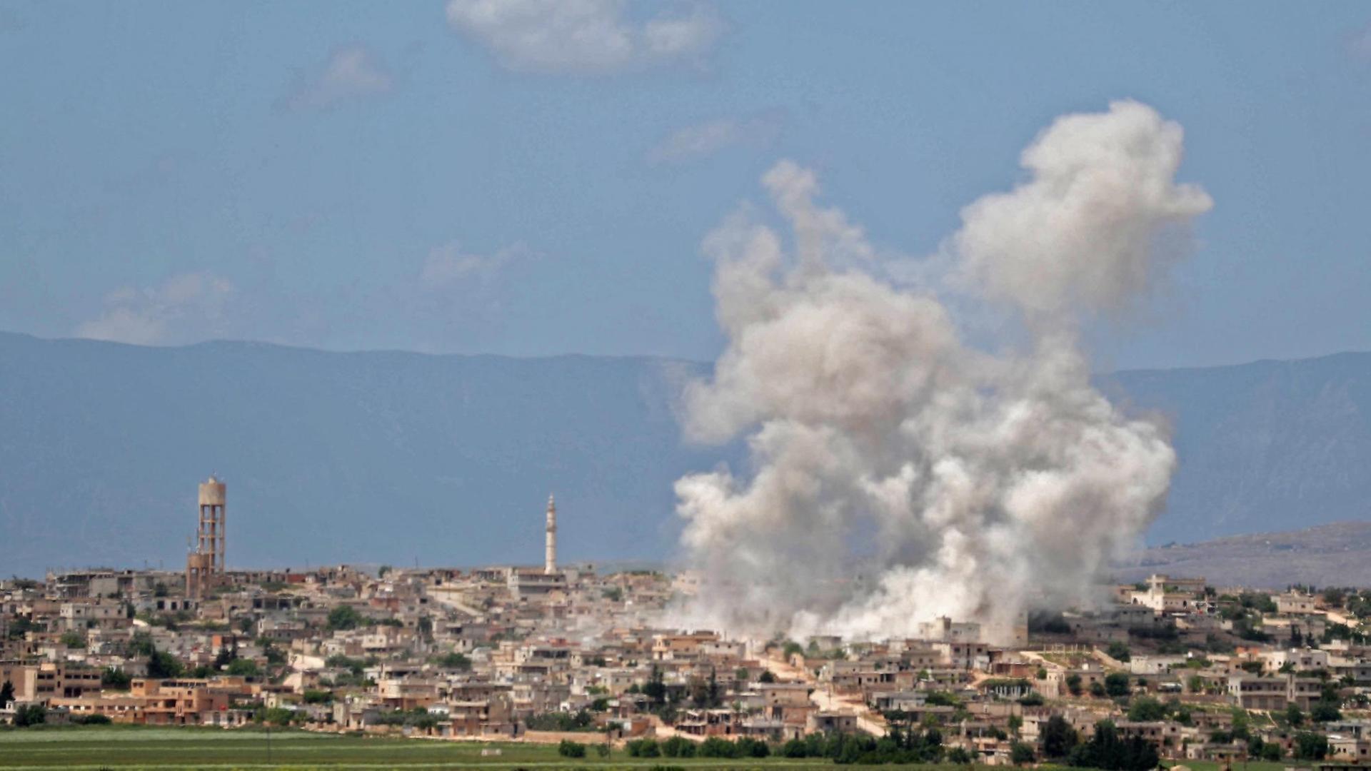 Rauchwolken über der syrischen Stadt Idlib Rauchwolken über der syrischen Stadt Idlib