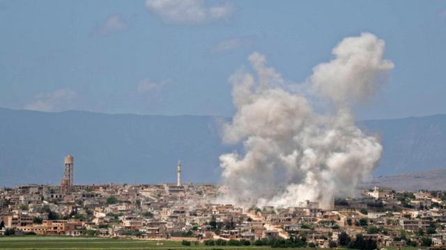 Rauchwolken über der syrischen Stadt Idlib