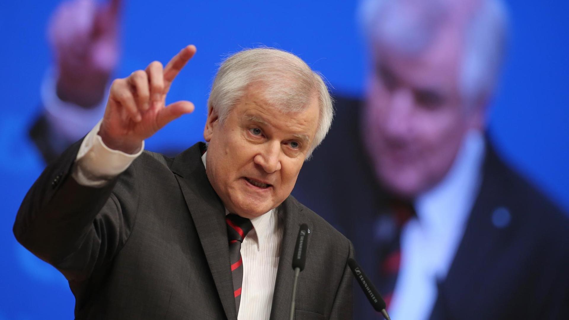 Der bayerische Ministerpräsident Horst Seehofer (CSU) spricht am 15.12.2015 beim CDU-Bundesparteitag in Karlsruhe (Baden-Württemberg). Der bayerische Ministerpräsident Horst Seehofer (CSU) spricht am 15.12.2015 beim CDU-Bundesparteitag in Karlsruhe (Baden-Württemberg).