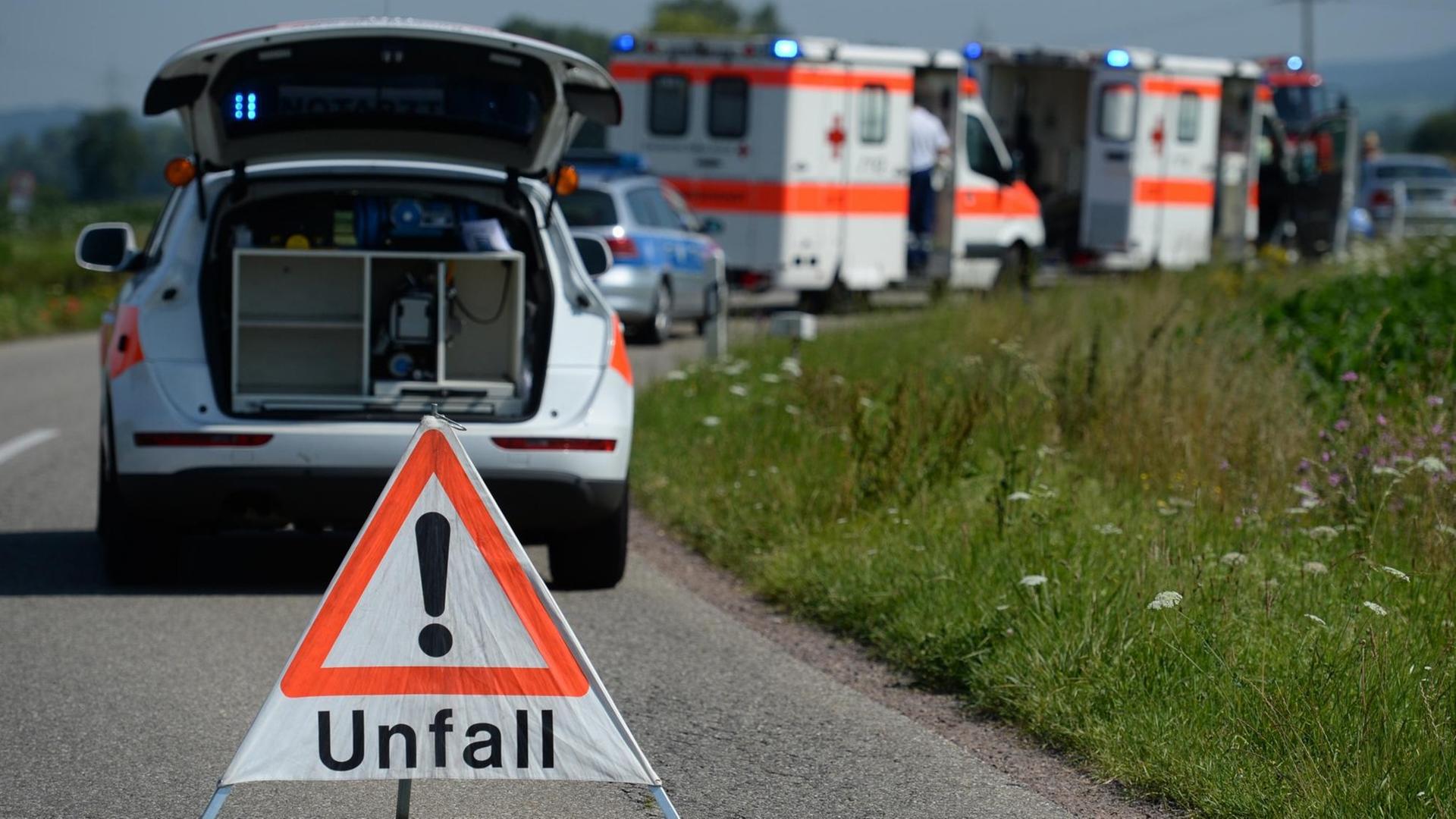 Nach einem Unfall: Rettungsfahrzeuge im Einsatz Nach einem Unfall: Rettungsfahrzeuge im Einsatz