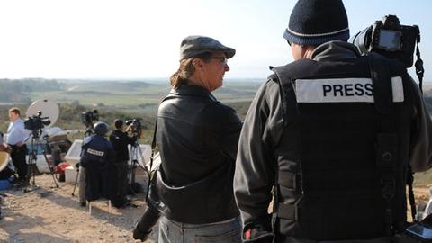 Pressefotografen und Kameramänner schauen am 5. Januar 2009 in den nördlichen Gazastreifen.