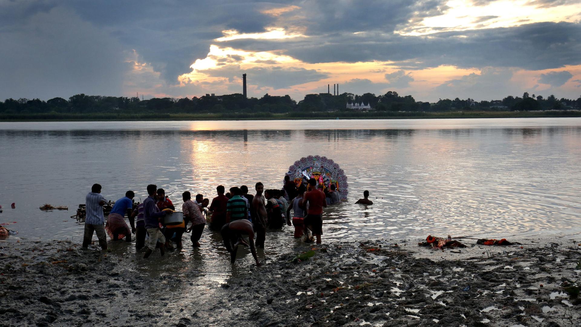 Menschen am Ganges im indischen Kalkutta