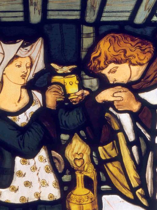 Tristan und Isolde: Die Szene mit dem Liebestrank, der eigentlich für König Mark bestimmt war, dargestellt auf einem Glasfenster des Designers Dante G. William Morris in Yorkshire, aufgenommen am 1.1.2011.
