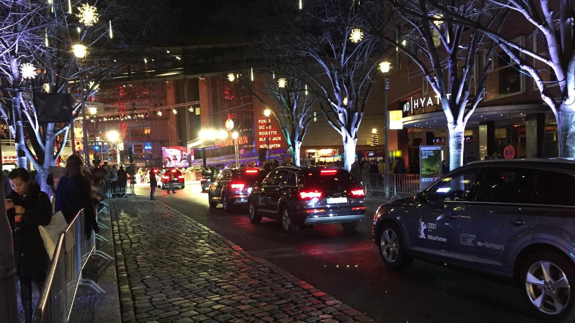 Schlange stehen nicht nur die Zuschauer vor dem Kino: Auch die Autos reihen sich vor dem Berlinale-Palast. Schlange stehen nicht nur die Zuschauer vor dem Kino: Auch die Autos reihen sich vor dem Berlinale-Palast.