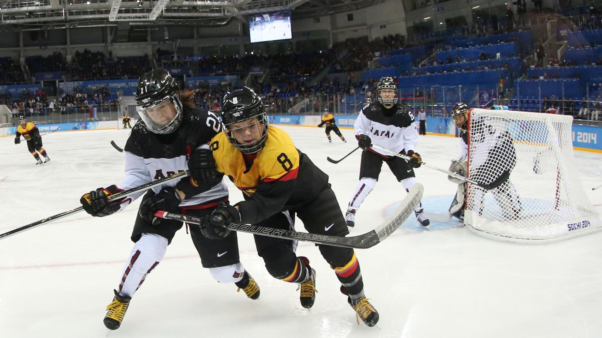 Julia Zorn (rechts), Kapitänin der deutschen Eishockey-Nationalmannschaft, bei der Qualifikation für die Olympischen Spiele von Sotschi 2014. Julia Zorn (rechts), Kapitänin der deutschen Eishockey-Nationalmannschaft, bei der Qualifikation für die Olympischen Spiele von Sotschi 2014.
