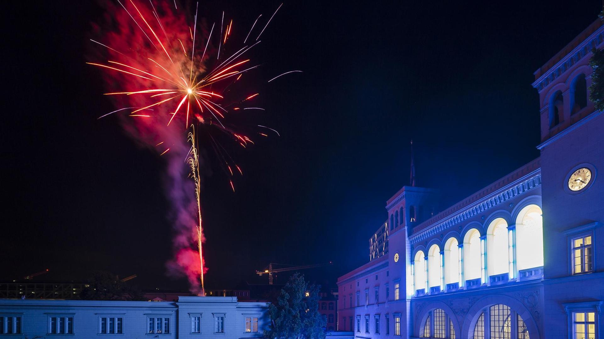Feuerwerk des FEUER-WERKAUTOMATs am Nachthimmel am Hamburger Bahnhof in Berlin im Rahmen des Festival of Future Nows am 15.09.2017 Feuerwerk des FEUER-WERKAUTOMATs am Nachthimmel am Hamburger Bahnhof in Berlin im Rahmen des Festival of Future Nows am 15.09.2017