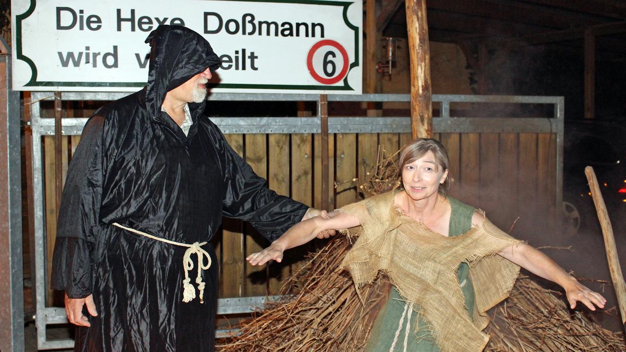 Eins der "Bilder" beim Abendspaziergang in Wittstock: die "Hexe" Anna Doßmann wird verurteilt