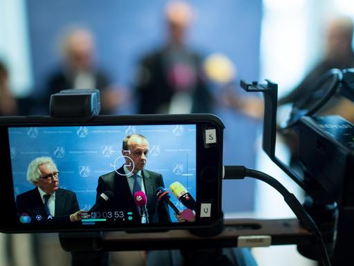 Friedrich Merz (CDU) spricht im März 2018 mit Journalisten im Landtag in Düsseldorf, zu sehen auf dem Display einer Kamera, die das Statement mitfilmt.