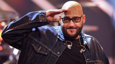 Jury-Mitglied Moses Pelham "salutiert" in der Vox-Castingshow "X Factor".