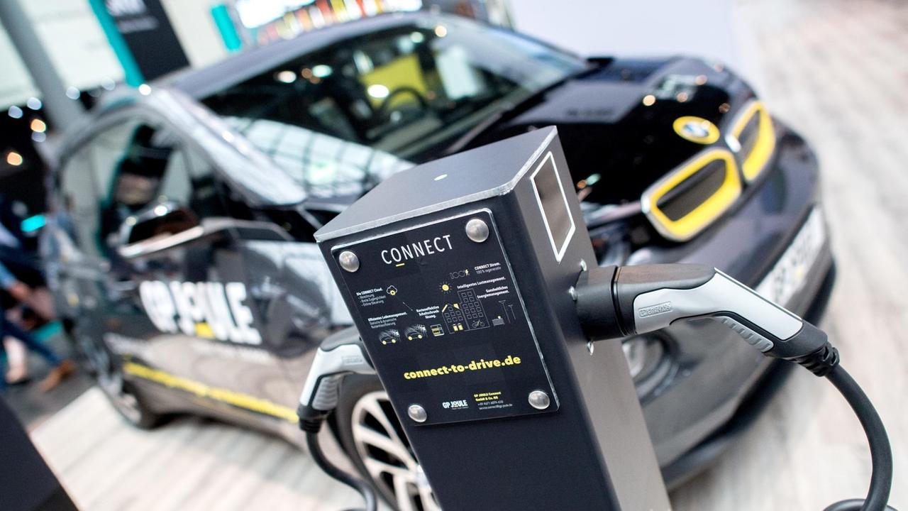 Eine Ladestation, entwickelt für den Einsatz bei elektrisch betriebenen Fahrzeugflotten, steht bei der Hannover Messe am Stand von GP Joule. Eine Ladestation, entwickelt für den Einsatz bei elektrisch betriebenen Fahrzeugflotten, steht bei der Hannover Messe am Stand von GP Joule.