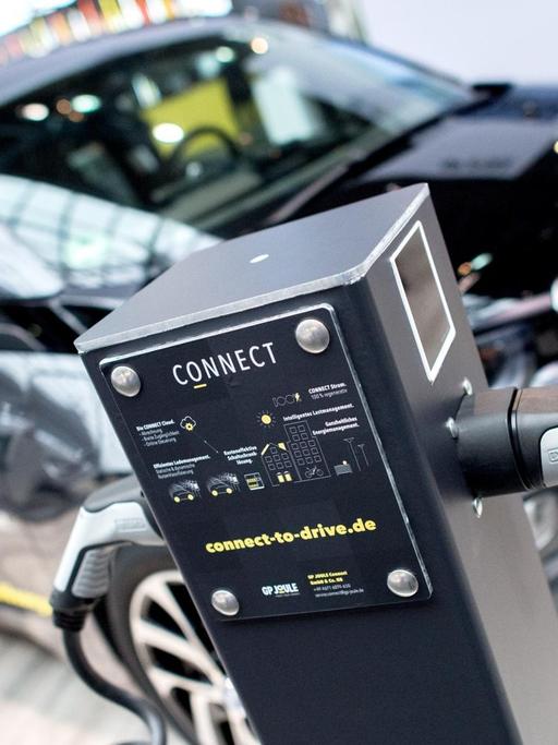 Eine Ladestation, entwickelt für den Einsatz bei elektrisch betriebenen Fahrzeugflotten, steht bei der Hannover Messe am Stand von GP Joule.