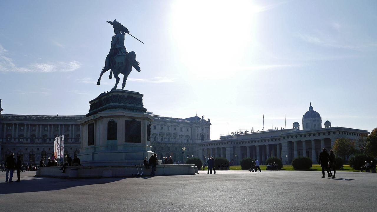 Der Heldenplatz in Wien mit dem Reiterstandbild Erzherzog Karls von A.D. Fernkorn. Der Heldenplatz in Wien mit dem Reiterstandbild Erzherzog Karls von A.D. Fernkorn.
