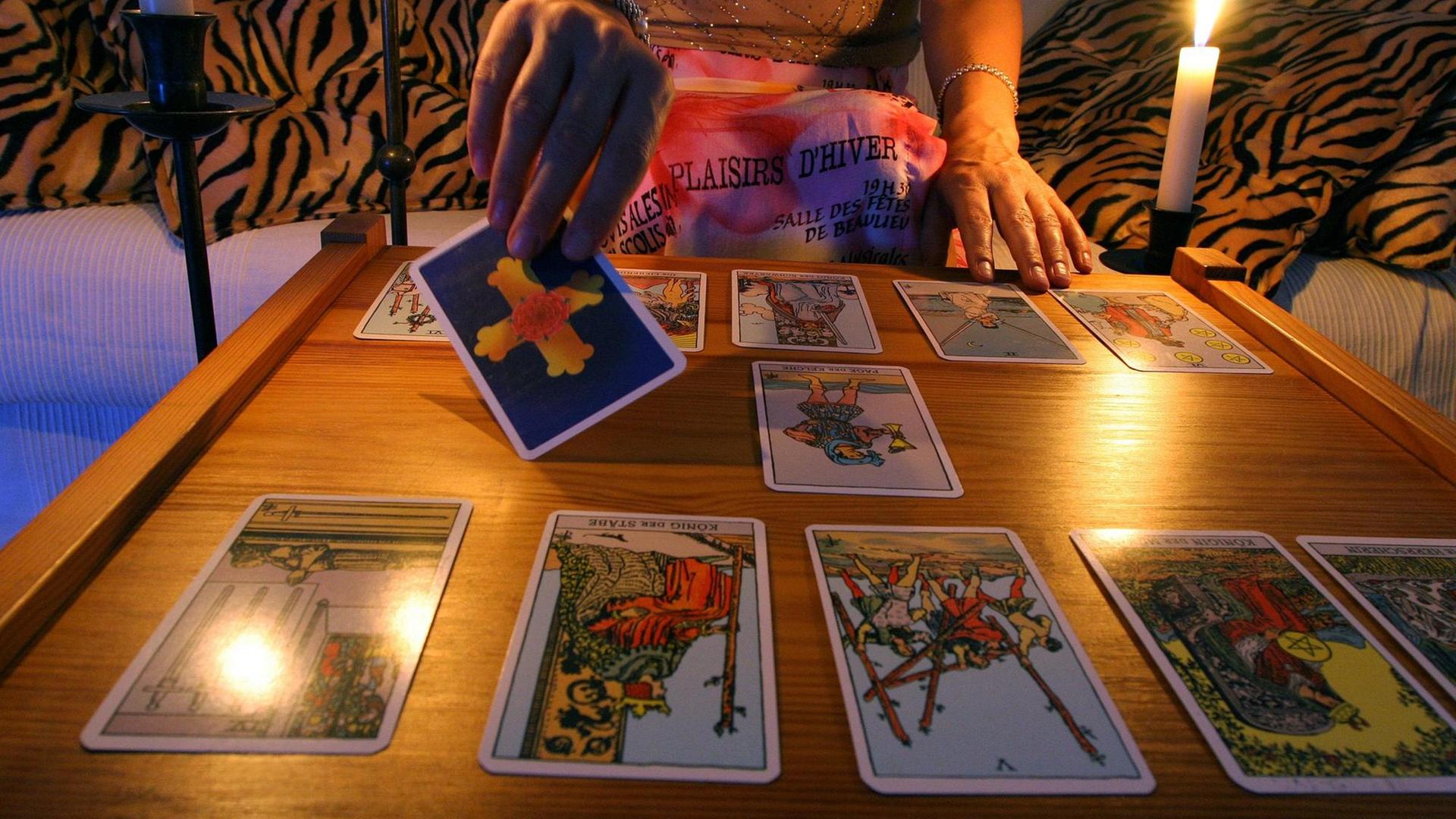 Die Tarot Karte für Kraft. Legen und lesen aus Tarot-Karten nach Arthur Edward Waite, aufgenommen am 24.08.2005. Die Tarot Karte für Kraft. Legen und lesen aus Tarot-Karten nach Arthur Edward Waite, aufgenommen am 24.08.2005.