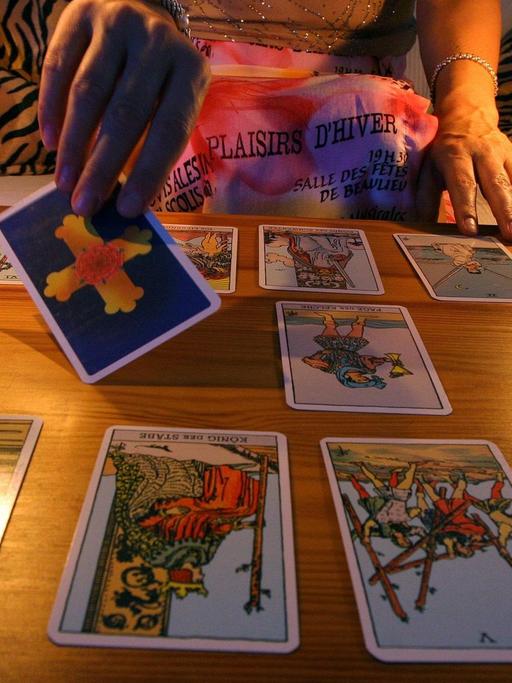 Die Tarot Karte für Kraft. Legen und lesen aus Tarot-Karten nach Arthur Edward Waite, aufgenommen am 24.08.2005.