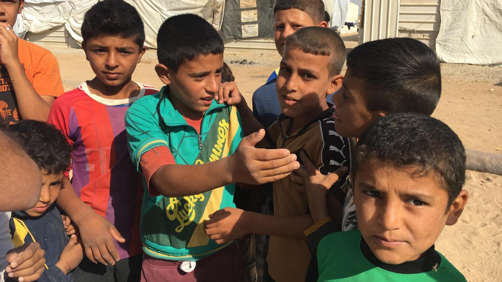 Kinder in einem Flüchtlingslager unweit von Mossul erzählen vom IS. 2016. Kinder in einem Flüchtlingslager unweit von Mossul erzählen vom IS. 2016.
