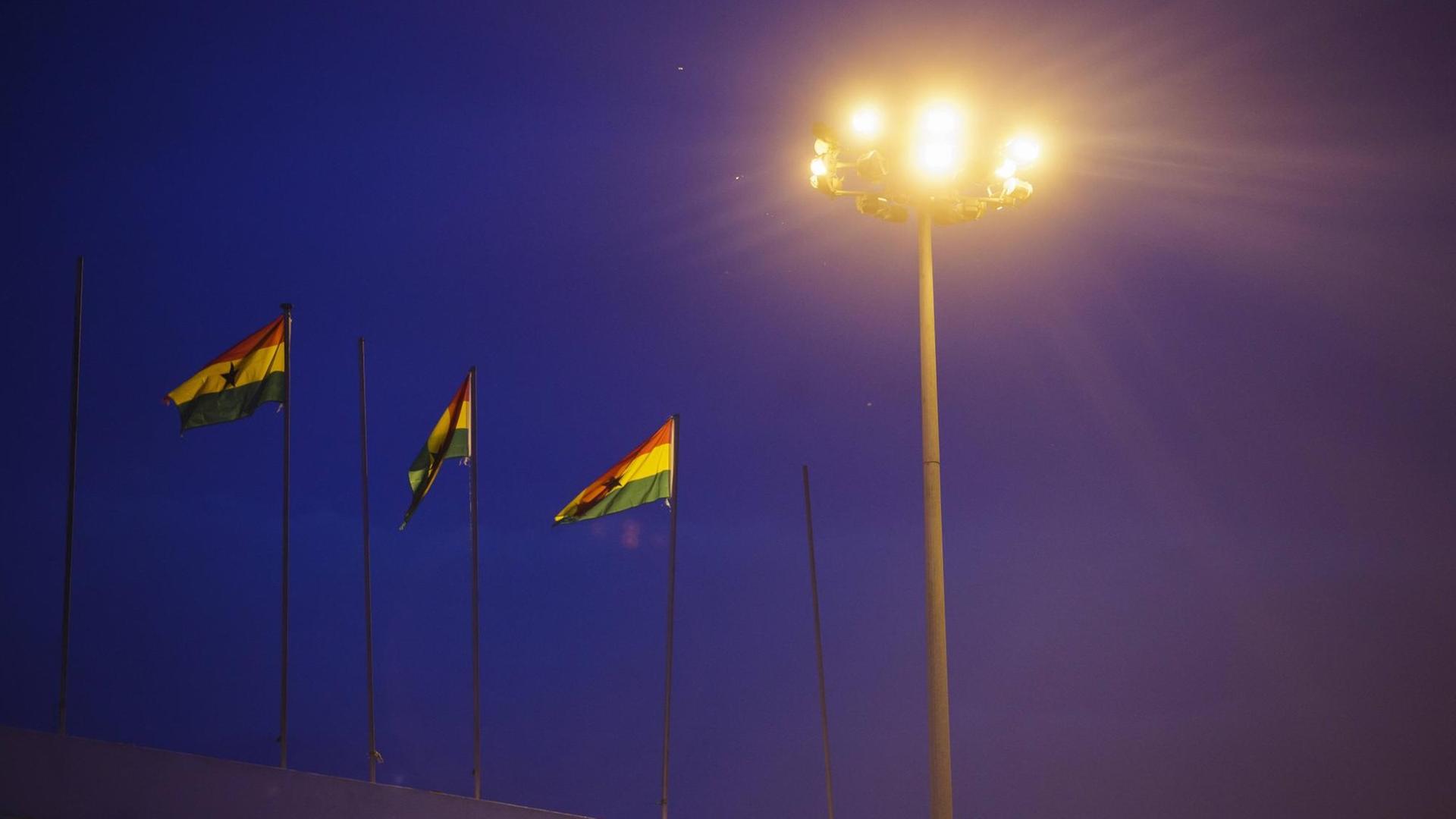 Fahnen vor einem Flutlichtmast in Ghana. Fahnen vor einem Flutlichtmast in Ghana.