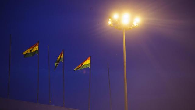Fahnen vor einem Flutlichtmast in Ghana.