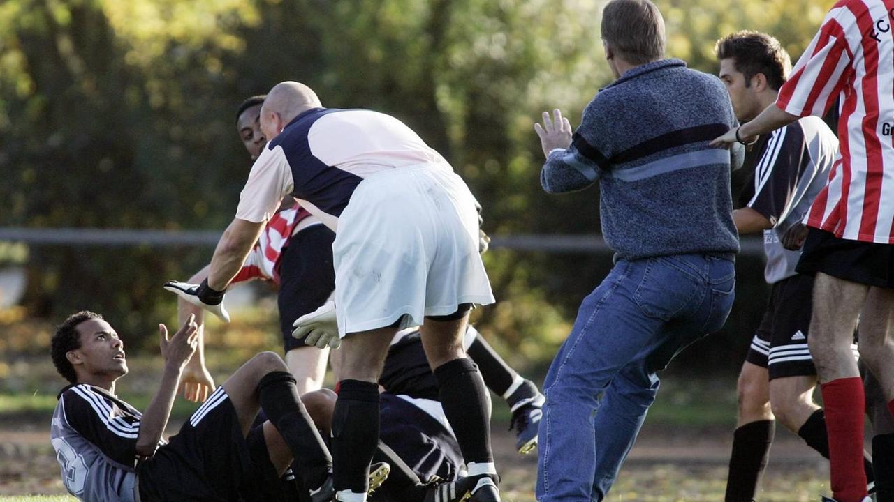 Fussball, Kreisliga B Hanau, Germania Großkrotzenburg II - RW Großauheim, Schlägerei während des Spiels Football Fussball, Kreisliga B Hanau, Germania Großkrotzenburg II - RW Großauheim, Schlägerei während des Spiels Football