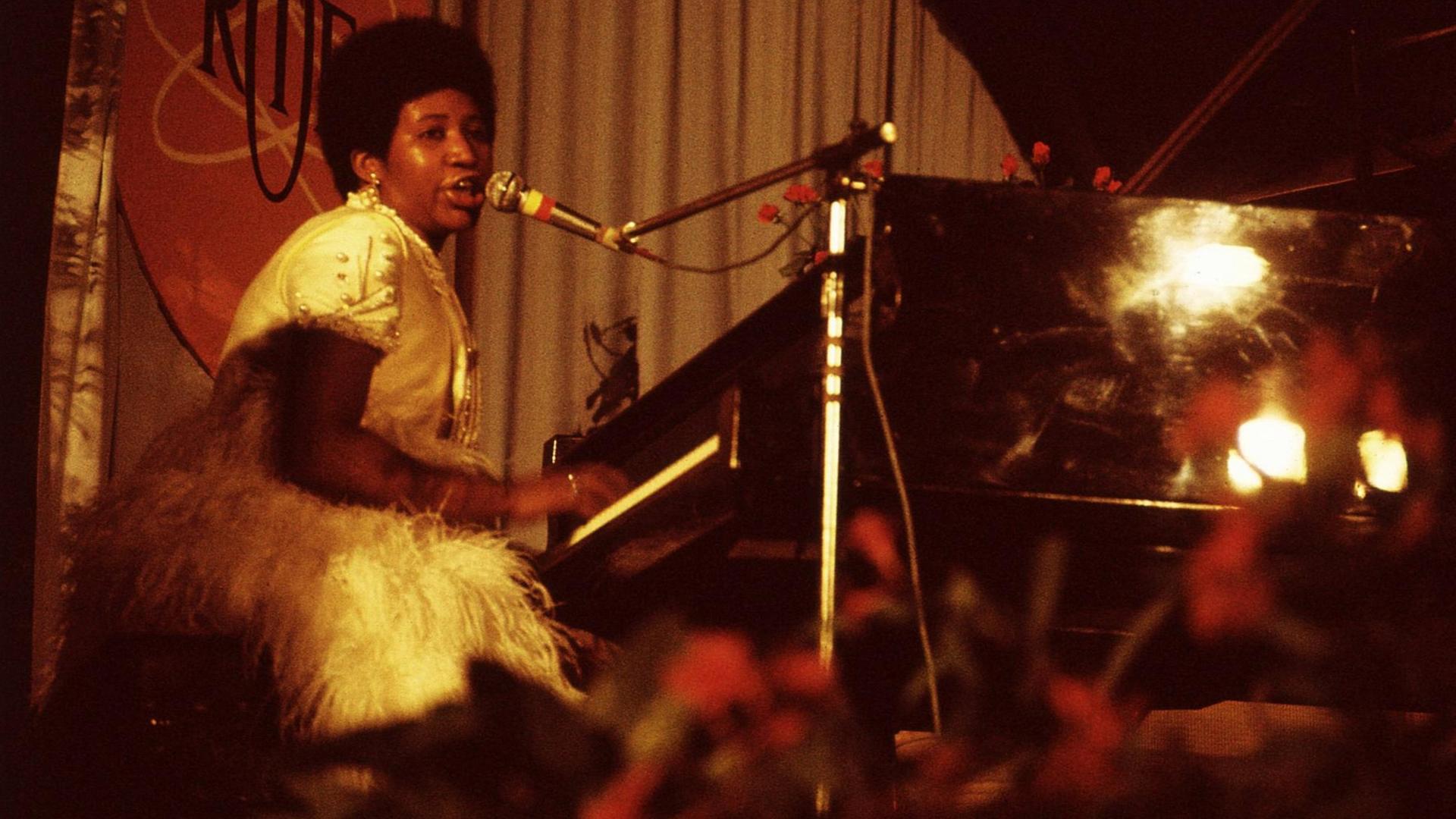 Aretha Franklin sitzt am Klavier und singt bei einem Festivalauftritt 1970. Aretha Franklin sitzt am Klavier und singt bei einem Festivalauftritt 1970.