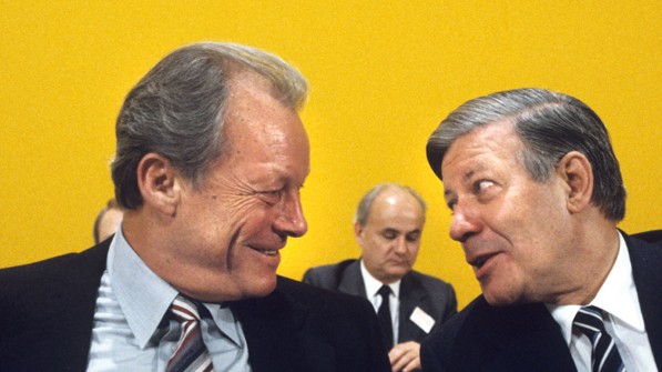 Willy Brandt (l) und Bundeskanzler Helmut Schmidt (r) im Gespräch auf dem SPD-Parteitag in Berlin 1979 Willy Brandt (l) und Bundeskanzler Helmut Schmidt (r) im Gespräch auf dem SPD-Parteitag in Berlin 1979