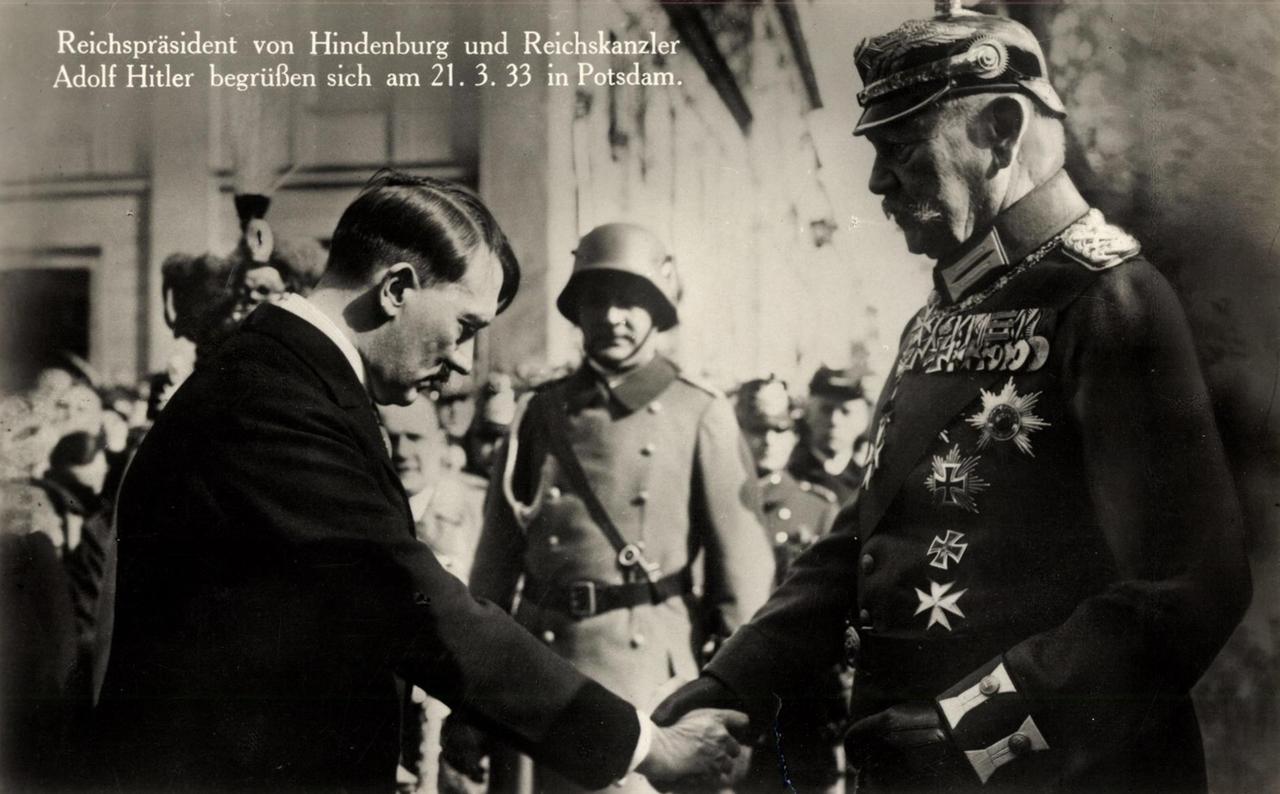 Reichskanzler Adolf Hitler verneigt sich vor Reichspräsident Paul von Hindenburg am Tag von Potsdam, 21.03.1933.