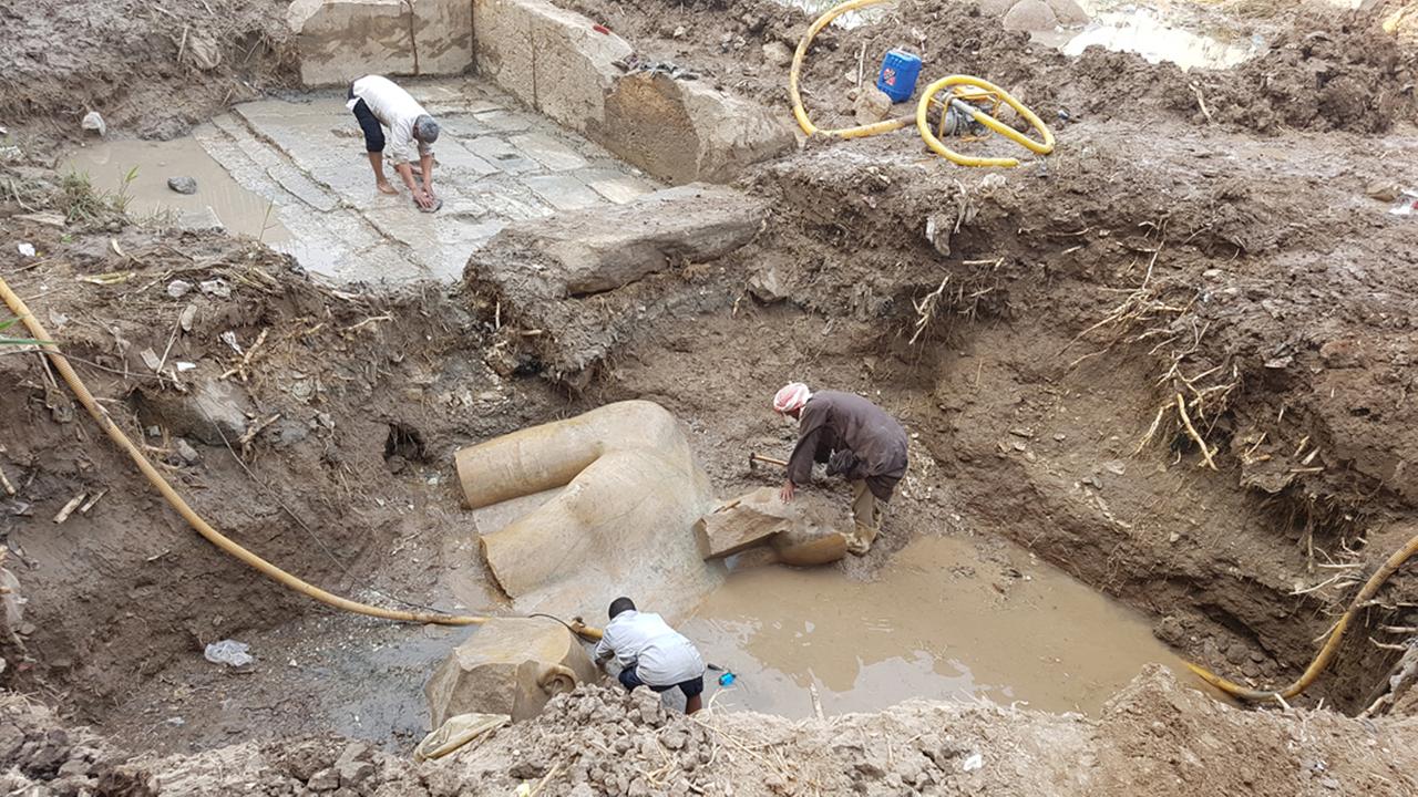 Grabungsarbeiter in der Grube, in der die Statue von Pharao Ramses gefunden wurd