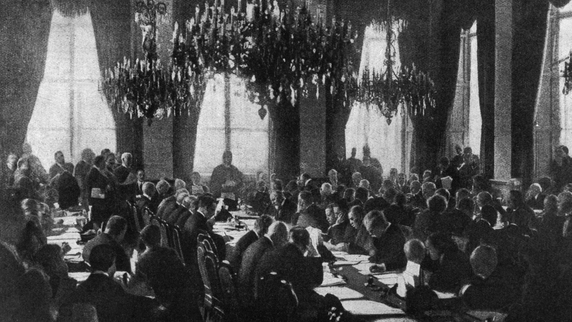 Wilson auf Pariser Friedenskonferenz Pariser Friedenskonferenz, 18. Jan 1919 bis zum Abschluss des Versailler Vertra- ges am 28. Juni 1919. - "Eine Sitzung der Friedenskonferenz der Ententemaechteim grossen Speisesaale des Ministeriums des Aeusseren in Paris" (Ansprache von US-Praesident Thomas Woodrow Wilson). - Zeitgen. Pressezeichnung. | Wilson auf Pariser Friedenskonferenz Pariser Friedenskonferenz, 18. Jan 1919 bis zum Abschluss des Versailler Vertra- ges am 28. Juni 1919. - "Eine Sitzung der Friedenskonferenz der Ententemaechteim grossen Speisesaale des Ministeriums des Aeusseren in Paris" (Ansprache von US-Praesident Thomas Woodrow Wilson). - Zeitgen. Pressezeichnung. |