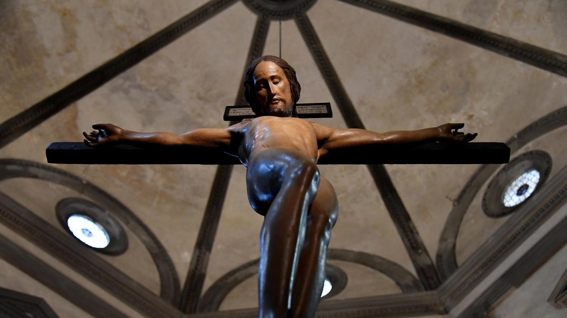 Blick auf ein hölzernes Kruzifix von Michelangelo in der Kirche Santo Spirito in Florenz Blick auf ein hölzernes Kruzifix von Michelangelo in der Kirche Santo Spirito in Florenz